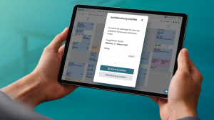 Hände halten ein Tablet mit dem thevea-Dialog zum Erstellen einer Ausfallrechnung für einen ausgefallenen Termin am 11. Februar 2026 über 41 Euro.