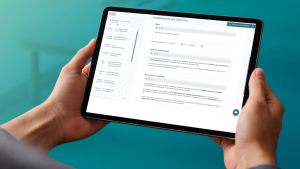 Hände halten ein Tablet mit dem thevea-Therapiebericht-Editor, der Textbausteine und ausgefüllte Felder zu Diagnose, Therapieverlauf und aktuellem Befund zeigt.