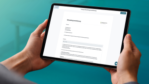 Hände halten ein Tablet mit der thevea-Oberfläche zur Bearbeitung einer Behandlungsvereinbarungsvorlage.